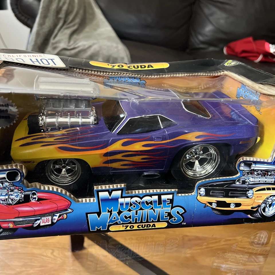 Muscle Machines 1:18 1970 Cuda Too Hot - New In Box  - Image 2 of 4