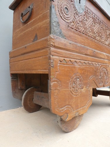 Cassapanca intagliata carro baule con ruote in legno esotico, '900 - L 110 cm! - Foto 11 di 16