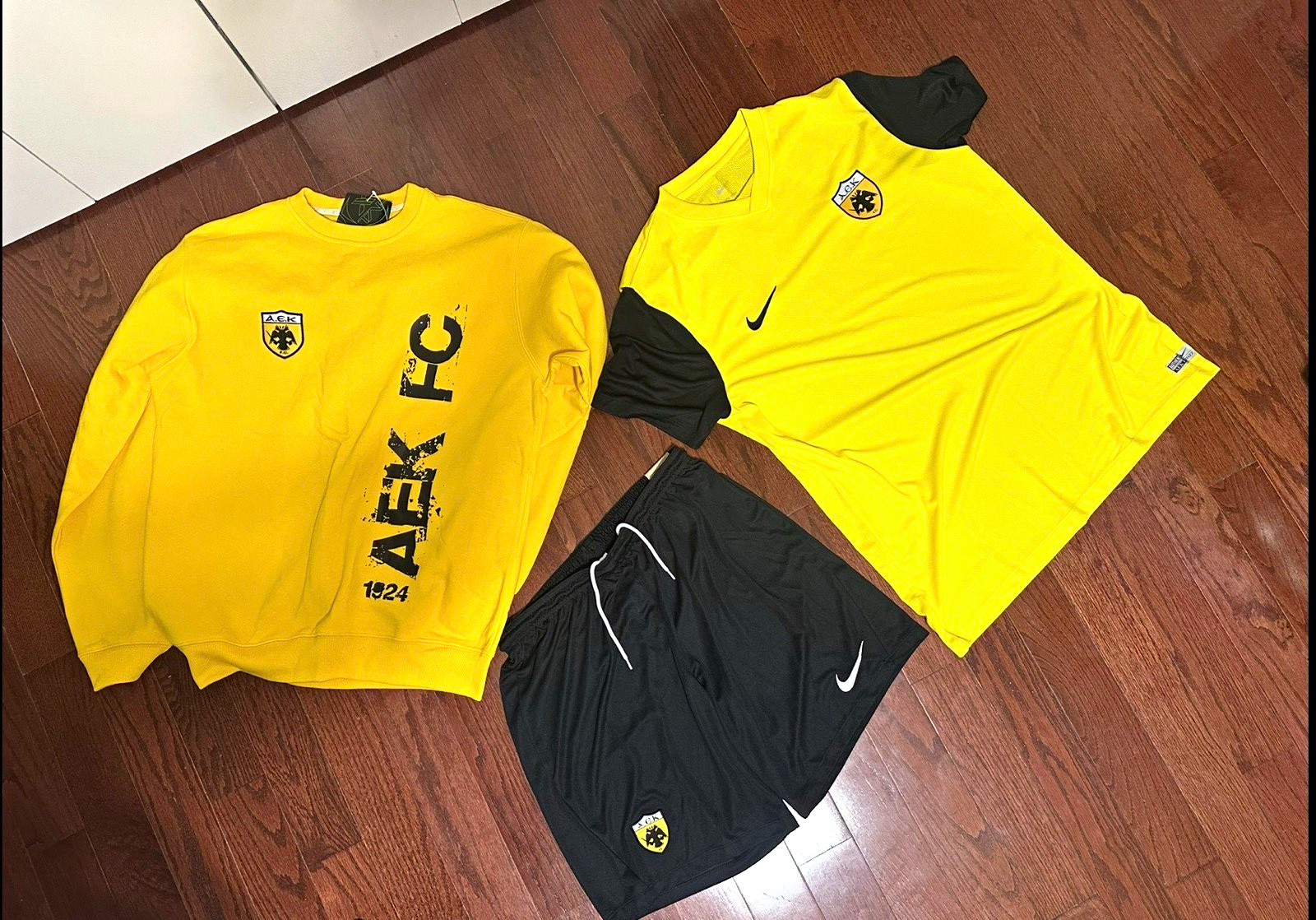 Conjunto de camiseta y pantalones cortos de fútbol de manga corta amarillos/negros Nike AEK ATHENS FC para hombre XL