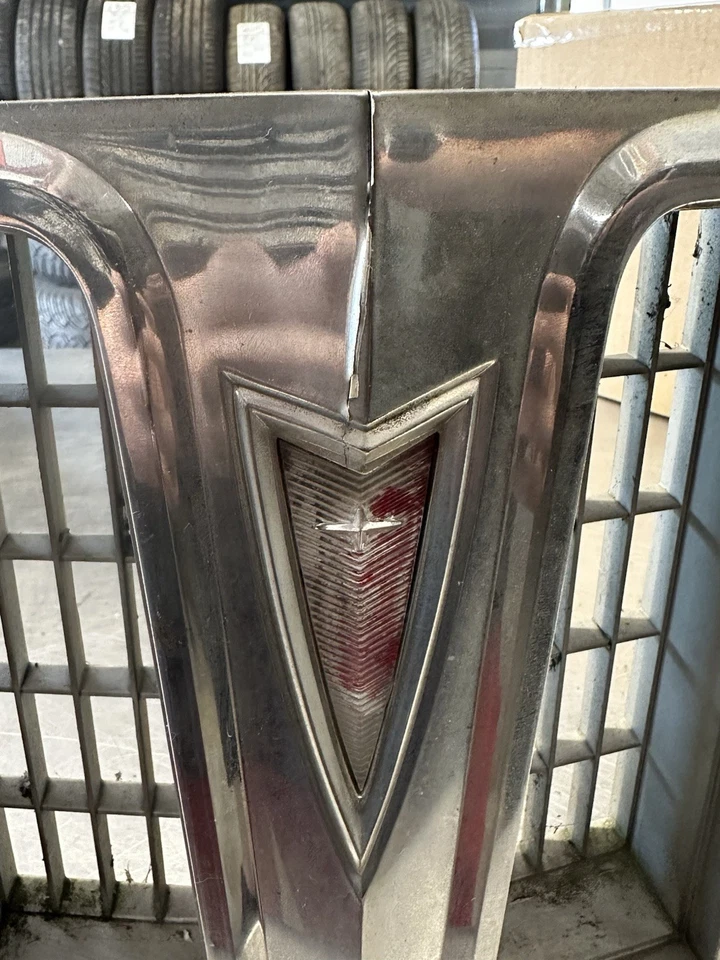 1977 Pontiac Bonneville, Bonneville Brougham, Grand Safari Front Grille  - Image 4 of 4