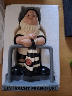 Eintracht Frankfurt Gartenzwerg „Stehplatz“ Fan Deko Figur schwarz/weiß/grau