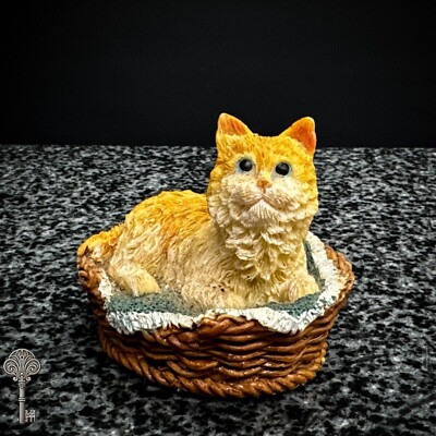 ENTZÜCKENDE KUNSTHARZ KATZENFIGUR IM GEFLOCHTENEN KORB SAMMLERSTÜCK ORNAMENT