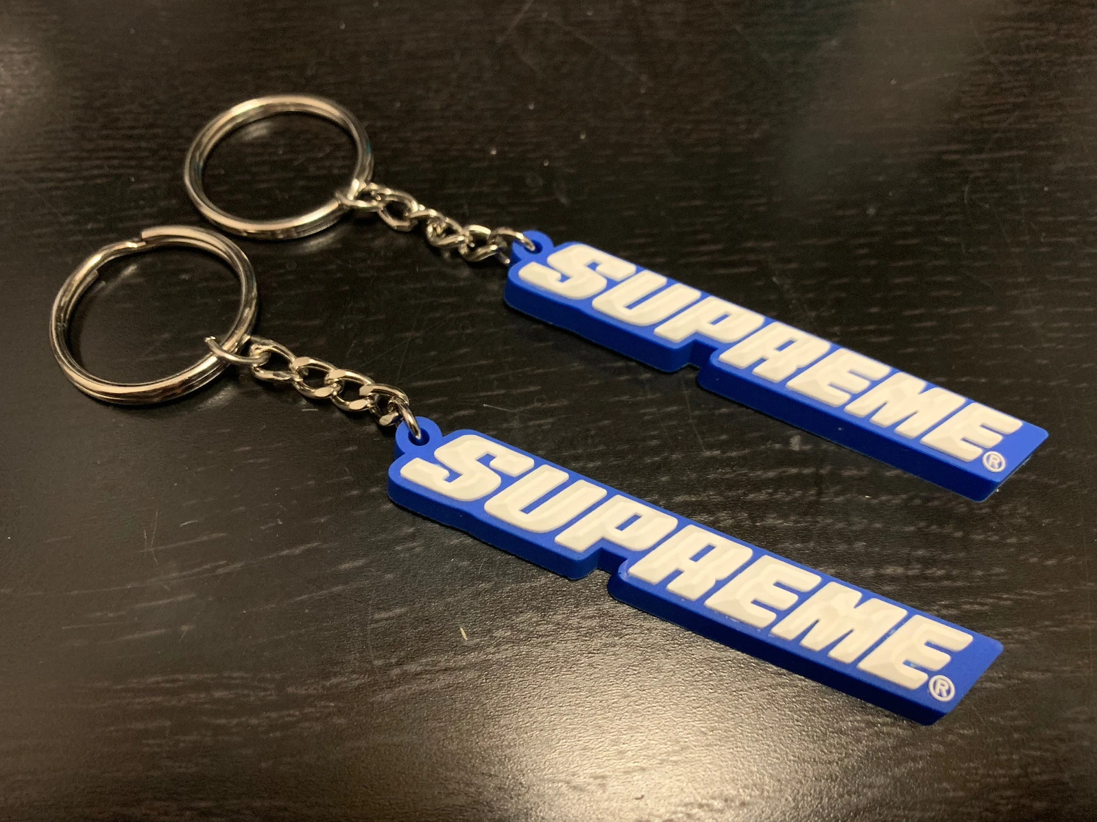 Porte clés logo boîte biseautée suprême bleu rouge SS18 RARE Deadstock neuf LOGO BOÎTE
