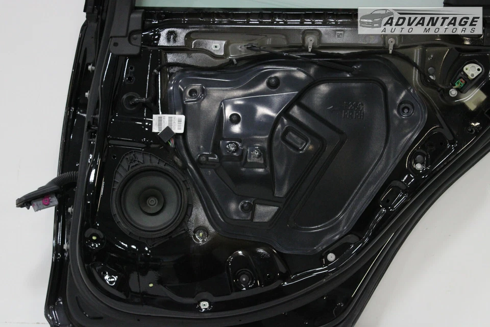 Chevrolet Malibu 2016-2022 puerta trasera derecha panel carcasa montaje negro OEM Foto 3 de 4