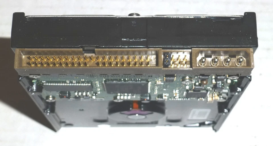 Seagate ST3320820A 320GB IDE Hard Drive P/N: 9BJ03G-560 F/W: 3.AAD WU - Image 3 of 4