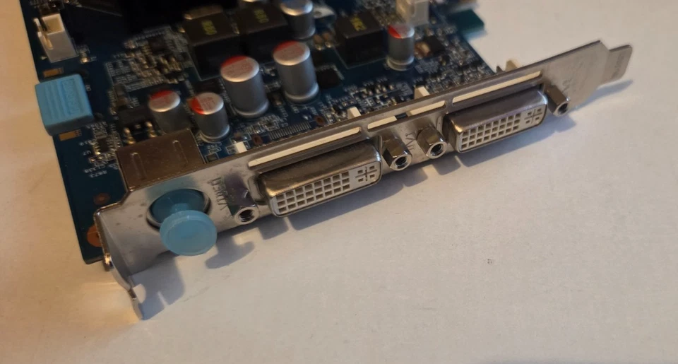 PCIe Gigabyte GV-N95TD3-512H 9500t GPU GDDR3 SLI Dual DVI-I TV-OUT Graphics Card - Image 2 of 3