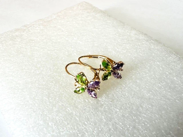 Estate 14K 黄金紫水晶和橄榄石“蝴蝶”Huggie 耳环 — 第 2/4 张图片