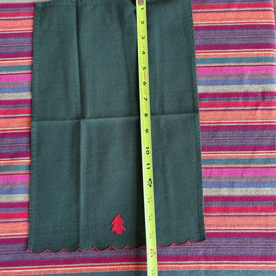 Juego de 12 servilletas de cena de Navidad verde oscuro con borde festoneado rojo y árbol Foto 3 de 4