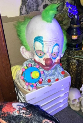 Killer Klowns From Outer Space Shorty In Pizza Boxes With Gun Display 