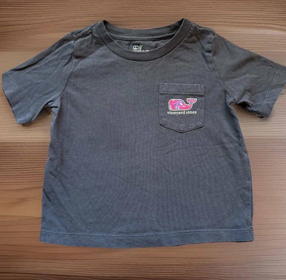 Camiseta VINEYARD VINES Niño Pequeño 2T Azul Marino con Logotipo de Ballena Rosa Neón Camiseta de Bolsillo Foto 3 de 4