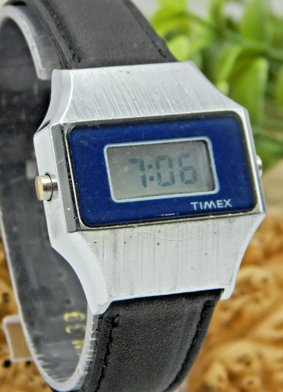 Vintage Timex 286 LCD digital silver tone blue bezel wrist watch movement Runs