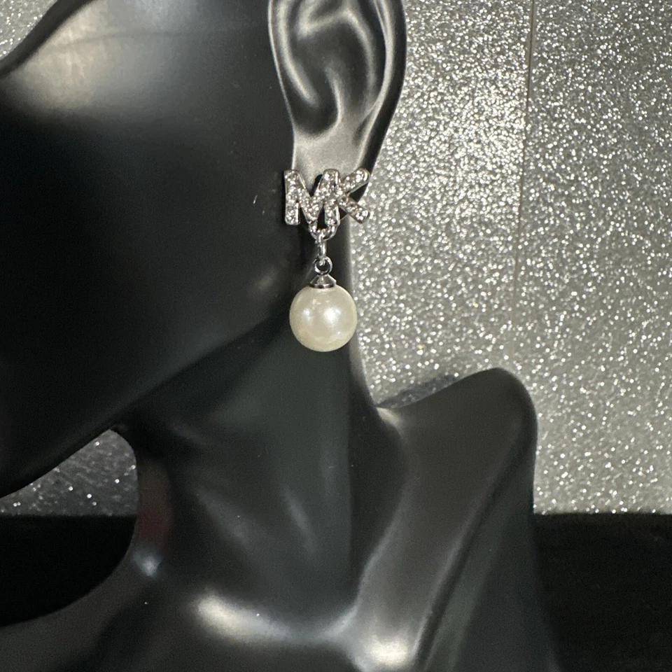 Pendientes con perla MICHAEL KORS MK Logo plata y cristal Foto 3 de 4