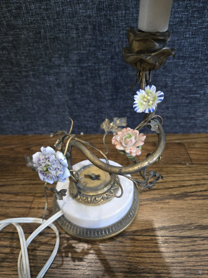 Candeeiro de mesa francês antigo estilo Art Nouveau latão porcelana flores base de mármore - Imagem 3 de 4