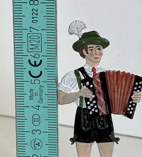 1140/24 Alte Zinnfigur Bayer Tracht Akkordeon Anhänger Zinnanhänger - Picture 3 of 3