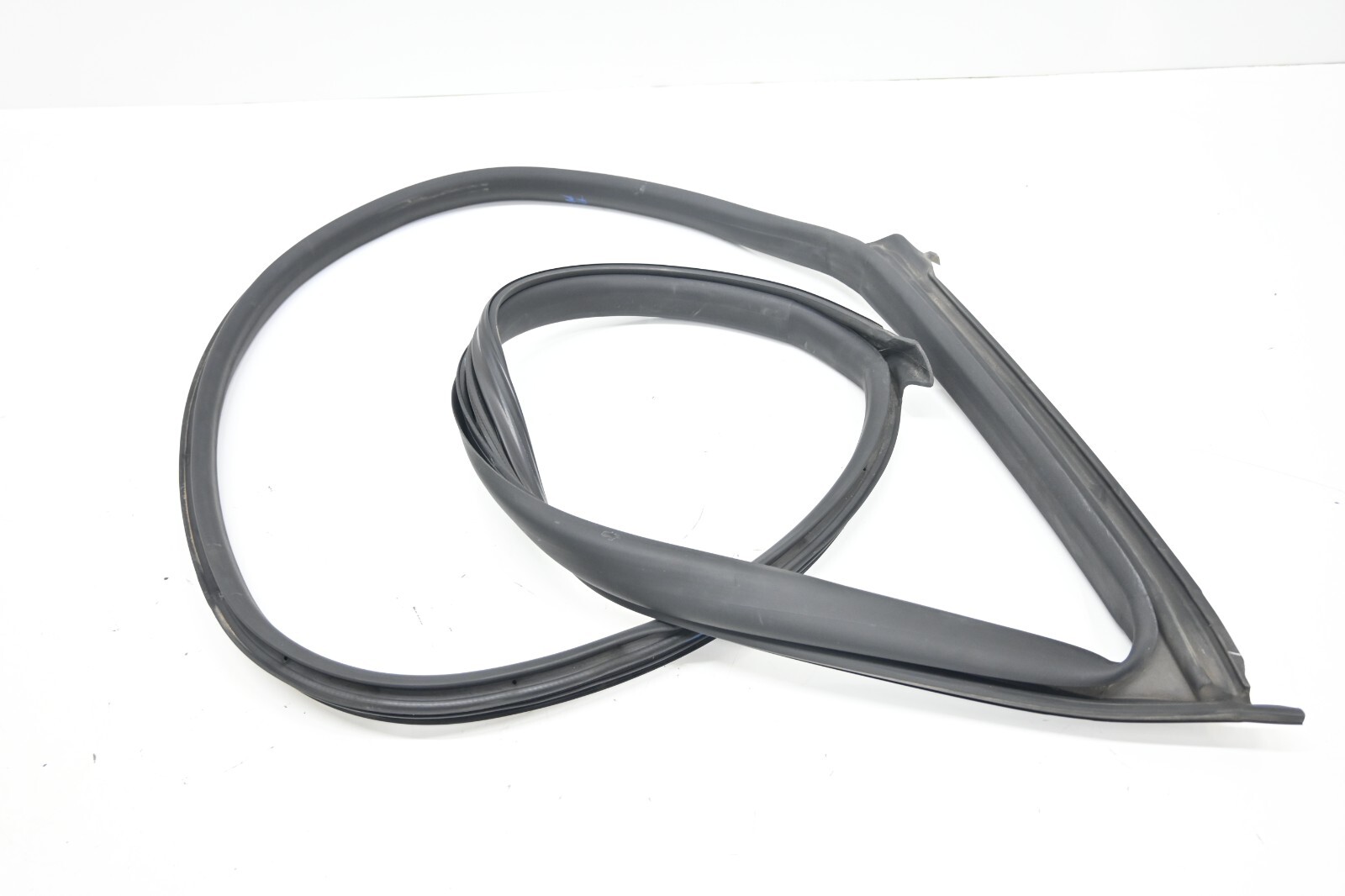 ⭐ 14-20 Maserati Ghibli Quatt Front Right Door Body Rubber Weatherstrip Seal Oem