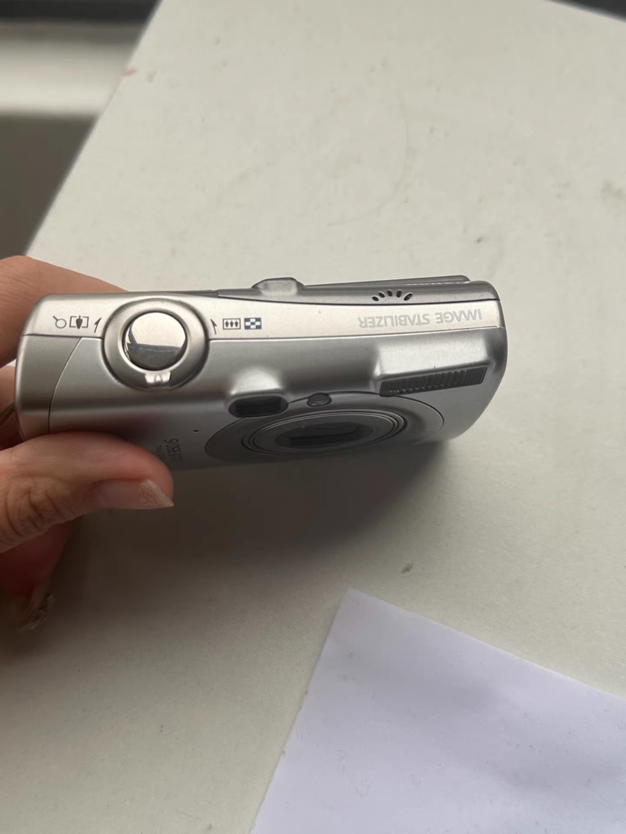 Canon IXY DIGITAL 810 IS Compact Digital Camera w/Batteries