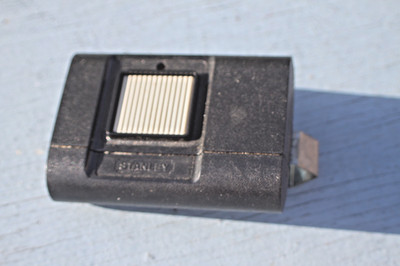 STANLEY- LINEAR - GARAGE DOOR - 1 BUTTON - REMOTE CONTROL - 1050 - 10DP- TESTED