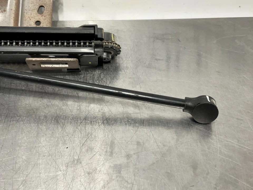 Motor elevador de puerta trasera Chrysler Town & Country 2014-2020 68195936AB fabricante original Foto 4 de 4