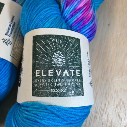 ¡NUEVO! Hilo de calcetín Elevate Fibers Deluxe • Azul • Mezcla de nailon merino • 4 capas • 800 años - Imagen 2 de 10