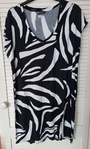 Marks and Spencer Black and White Print Low V- Neck Short Lightweight Dress - Picture 7 of 20