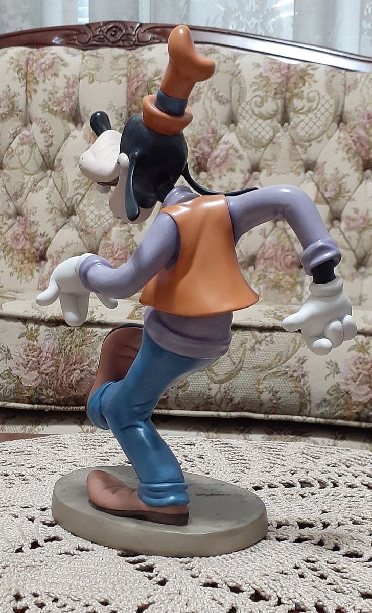 Disney~WDCC~MOVING DAY~GOOFY~OH, THE WORLD OWES ME A LIVIN'.~41138