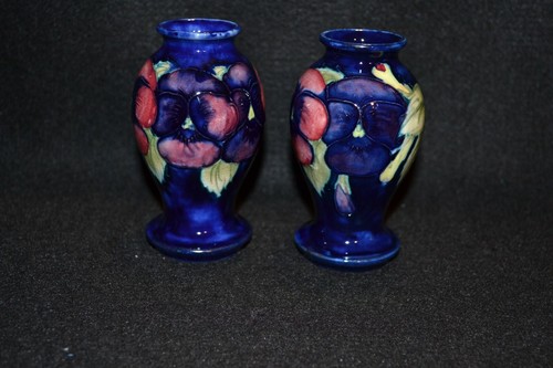 Par de jarrones vintage en miniatura Moorcroft, Inglaterra - Imagen 3 de 11