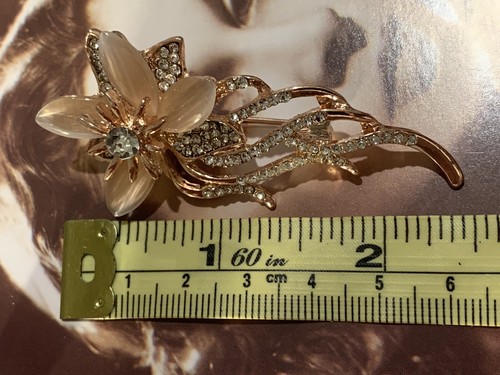 Pretty Rhinestone Flower Brooch - Picture 4 of 4
