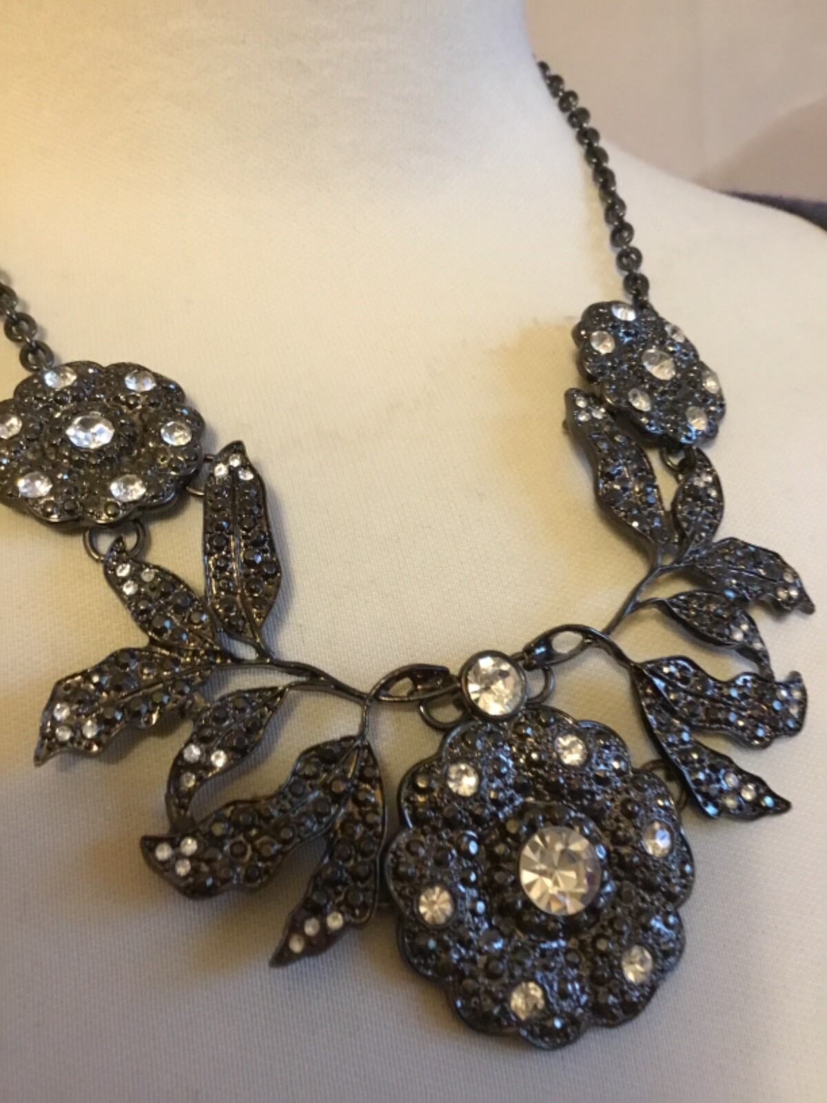 Nice Flower Pattern Shiny Rhinestone Articulated … - image 5