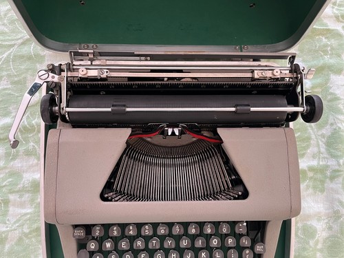 Macchina da scrivere portatile originale, FUNZIONANTE 1954 ROYAL Senior Home Companion  - Foto 7 di 11