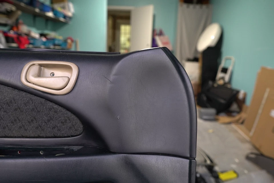 Toyota Corolla 1998-2002 lado del conductor delantero izquierdo panel de moldura de puerta derecha negro Foto 4 de 4