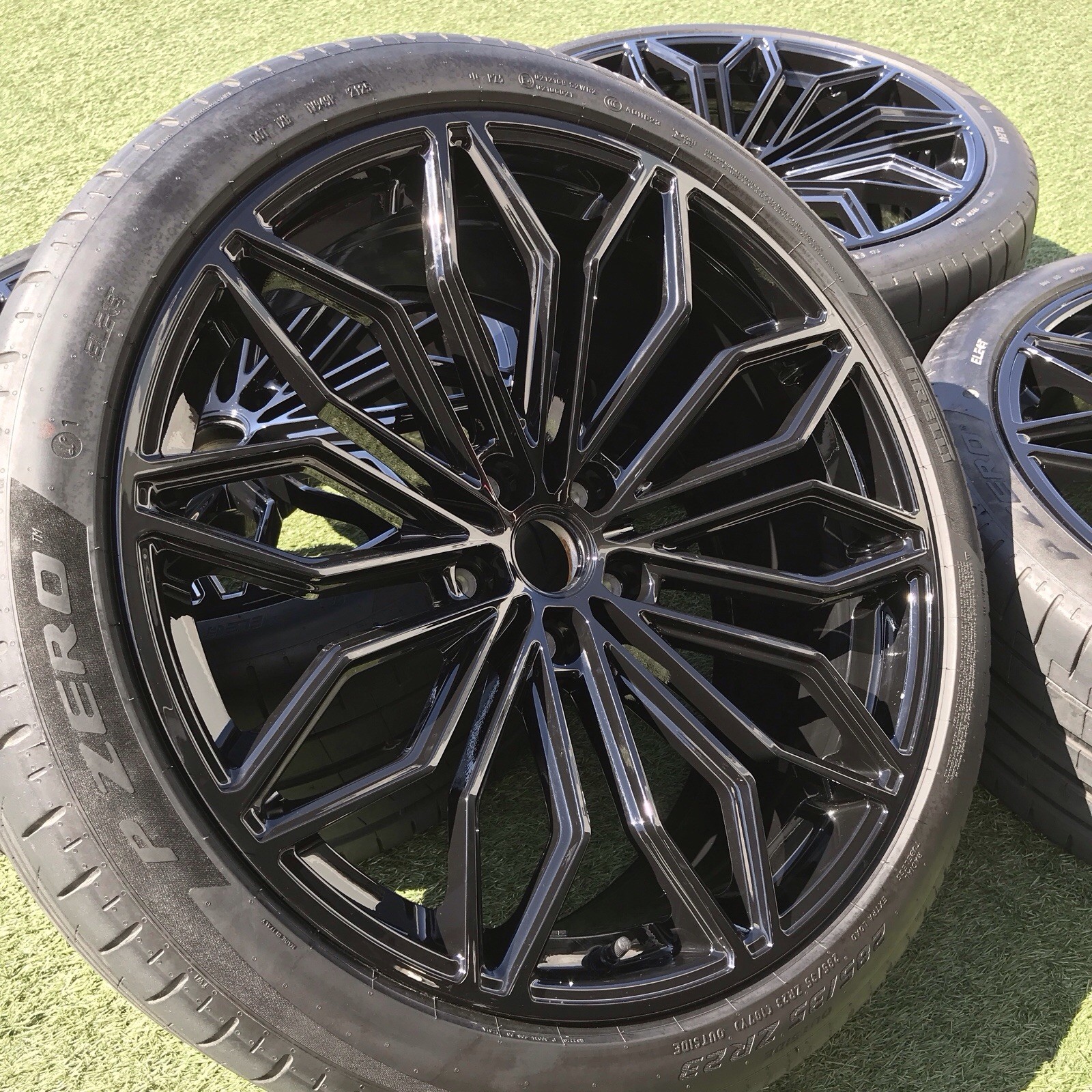 Lamborghini Urus Front Wheels Set of 4 Black