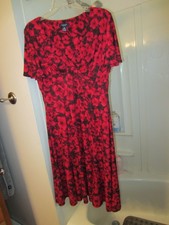 NWOT women's short sleeved knee length dress Chaps Size M red and black colors