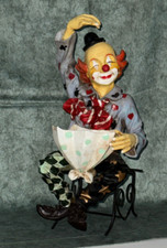 Fröhliche Deko-Figur: Clown sitzt auf Metallbänkchen, 35 cm