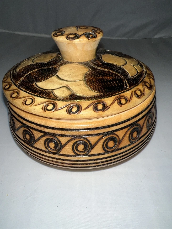 Polish Hand carved wooden trinket box with intricate design - Image 4 of 4