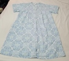 READ Miss Elaine Seersucker Blue Floral Shoet Robe Snap Front Sz Medium Comfort