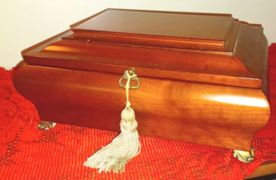 VTG BOMBAY 1998 MUSIC JEWELRY BOX w/A Cherry Wood Chest & PLAYS ''WONDERFUL WORLD