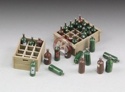 Royal Model 1/35 Wine Bottles and Crates [Resin Diorama Accessory Model kit] 655