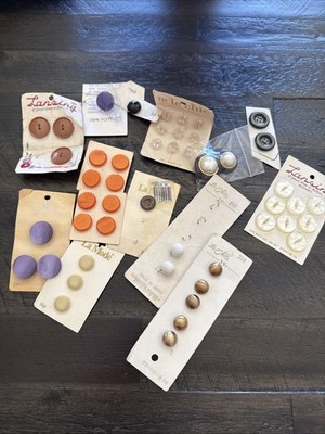 Lot Of Vintage Buttons Mostly Carded LaMode Le Chic Lansing Etc