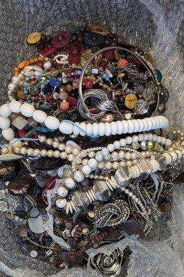 Gemischtes Modeschmuck Konvolut Perlen Halsketten Armbänder Charms sortiert