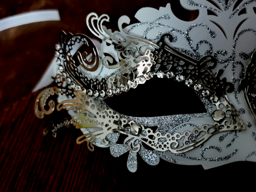MASQUERADE MASK for women silver/white... very cute - Picture 8 of 8