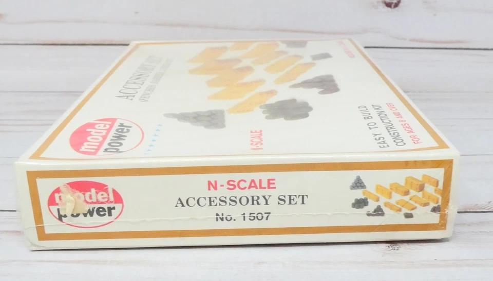 Model Power 1507, Accessory Set, Fences, Barrels, Lumber ETC. Model Kit, N Scale - Image 3 of 4