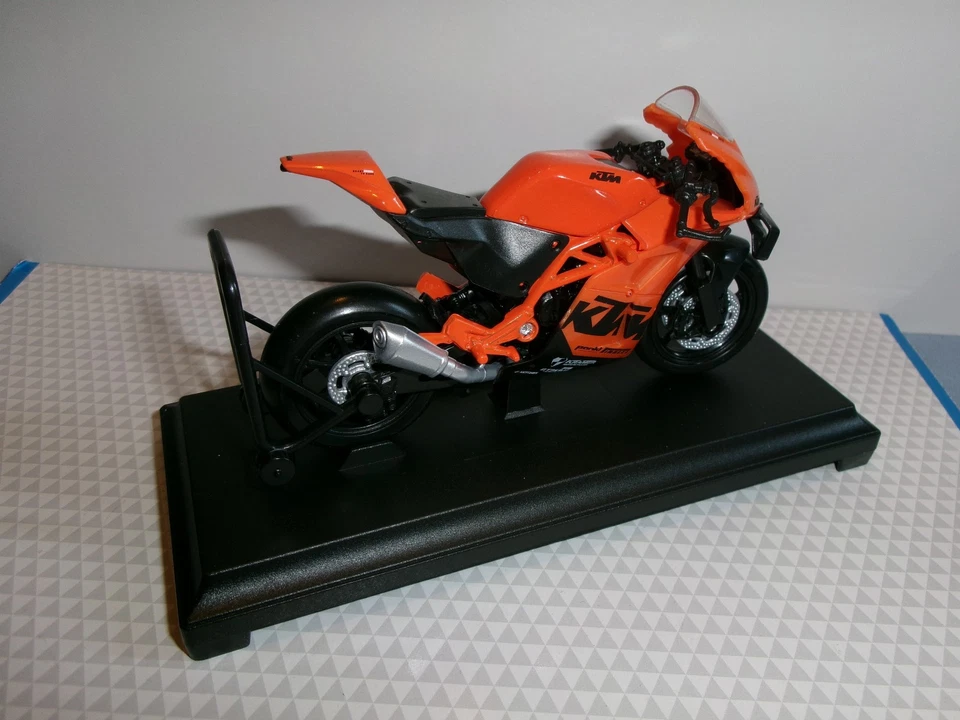 KTM RC 8  ORANGE  - 1:18 Welly auf Standplatte - Bild 4 von 4