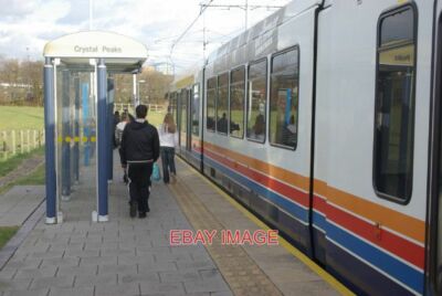FOTO KRISTALLGIPFEL STRASSENBAHNHALTESTELLE NACHMITTAG PENDLER KOMMEN ZU KRISTALLGIPFELN VOR A
