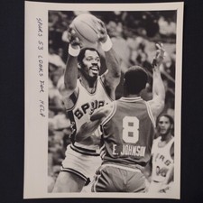 Vintage Artis Gilmore Looks For Help Press Photo, N.B.A. Spurs 1980's 8x10''