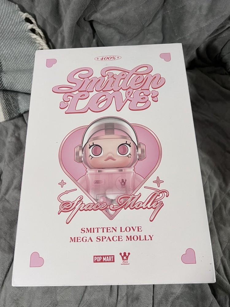 POP MART MEGA Collection SPACE MOLLY 400% SMITTEN LOVE TOY