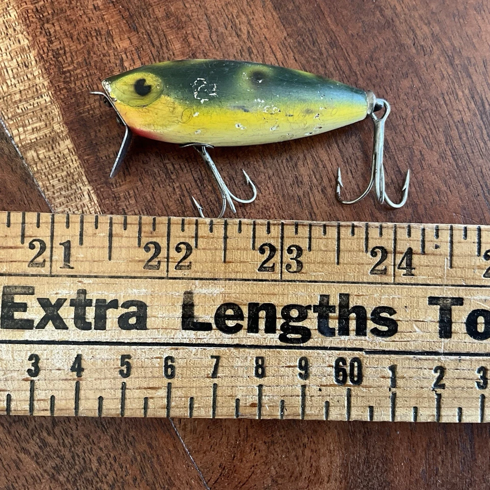 Señuelo de pesca de cedro tallado pintado a mano Milton Poe's de colección Foto 2 de 4