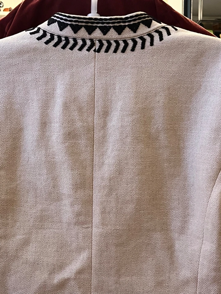 Blazer Ann Taylor de lino blanco con bordado negro alrededor de los bordes - Talla 12 Foto 4 de 4