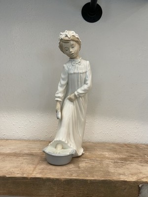 Nao von Lladro Daisa Mädchen Füße waschen Figur Ornament handgefertigt in Spanien