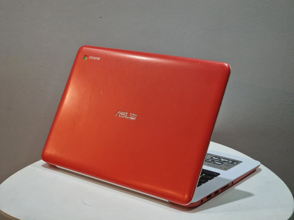 Asus C300M Chromebook 32GB 2GB RAM 13.3" Laptop Faulty - Image 4 of 4