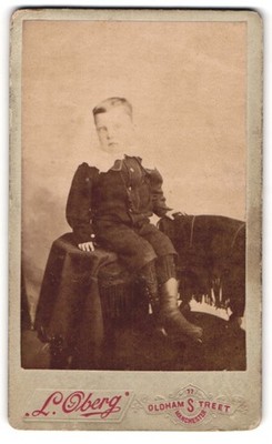Fotografie L. Oberg, Manchester, 77, Oldham Street, Kleiner Junge in hübscher K 